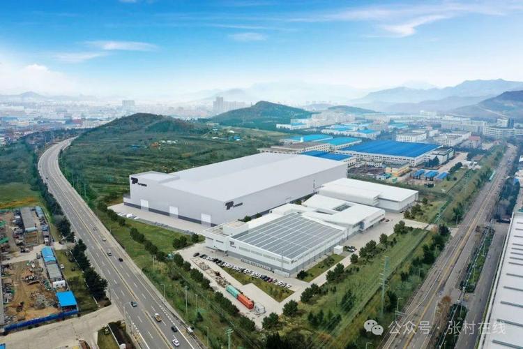 宝威已建成全球首个碳纤维预浸料智能工厂,自主研发了全自动产线,对
